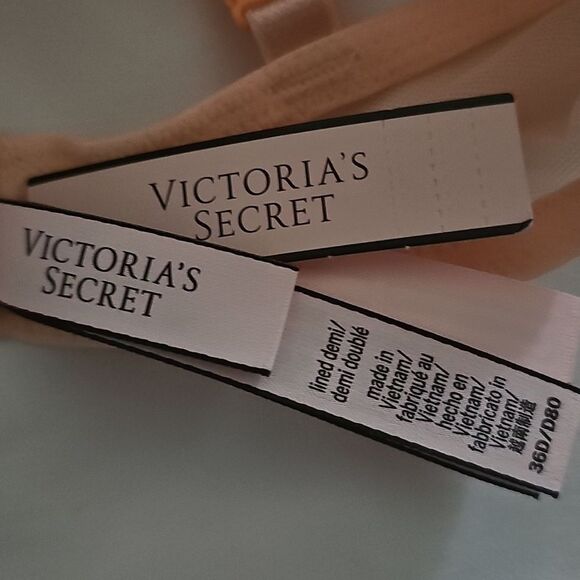 Victoria's Secret lined demi 36D - Picture 6 of 7